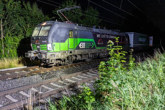 Frau von Güterzug erfasst schwer verletzt ADAC-Hubschrauber im Einsatz Am 29.06.2026 wurde eine Frau in Nidderau-Ostheim beim Überqueren der Gleise kurz nach dem Bahnhof Nidderau-Ostheim von einem Güterzug erfasst und schwer verletzt. Der Güterzug leitete sofort eine Bremsung ein und kam erst nach rund 1000 Metern im Bereich der Bahnhofstraße in Nidderau-Windecken zum Stehen. Die Verletzte wurde vom Notarzt versorgt und mit dem Rettungswagen zum Sportplatz in Ostheim transportiert. Die Feuerwehr leuchtete dort die Landezone aus; ein nachflugtauglicher ADAC-Rettungshubschrauber übernahm die Patientin und flog sie in ein Krankenhaus. Nidderau Ostheim Hessen Deutschland *** Woman Struck by Freight Train, Seriously Injured; ADAC H