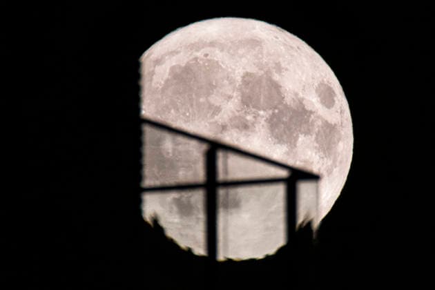 Strawberry Full Moon Rises Over The Netherlands The Strawberry full moon appears behind a balcony of high building, the first full moon of summer, rises in the Netherlands while June s full moon will be the lowest-hanging full moon of the year. Close-up of the full moon, nicknamed as Strawberry moon seen rising over the Dutch city of Eindhoven, between buildings and street lights. The moon is earth s natural satellite, illuminating the night sky. The Moon is an astronomical body orbiting Earth and is the planet s only natural satellite known as Selene or Luna. Eindhoven, Netherlands on June 30, 2026 Eindhoven Netherlands  Copyright: xNicolasxEconomoux originalFilename: oikonomou-notitle260630_np0nZ.jpg