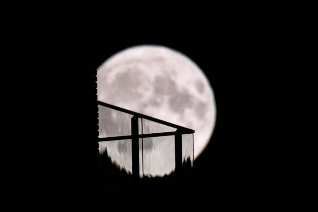 Strawberry Full Moon Rises Over The Netherlands The Strawberry full moon appears behind a balcony of high building, the first full moon of summer, rises in the Netherlands while June s full moon will be the lowest-hanging full moon of the year. Close-up of the full moon, nicknamed as Strawberry moon seen rising over the Dutch city of Eindhoven, between buildings and street lights. The moon is earth s natural satellite, illuminating the night sky. The Moon is an astronomical body orbiting Earth and is the planet s only natural satellite known as Selene or Luna. Eindhoven, Netherlands on June 30, 2026 Eindhoven Netherlands  Copyright: xNicolasxEconomoux originalFilename: oikonomou-notitle260630_npCfw.jpg