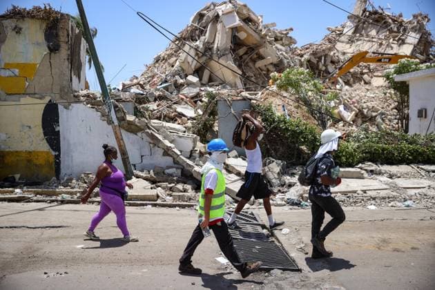 Search and rescue operations continue in Earthquake-hit Venezuela GUAIRA, VENEZUELA - JUNE 29: People walk past debris of collapsed buildings following powerful earthquakes in La Guaira, Venezuela on June 29, 2026. Cem Tekkesinoglu Anadolu La Guaira Venezuela. Editorial use only. Please get in touch for any other usage.  Copyright: x2026xAnadoluxCemxTekkesinoglux