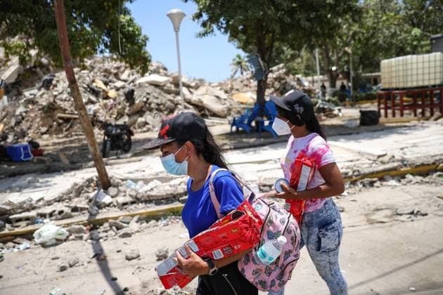 Search and rescue operations continue in Earthquake-hit Venezuela GUAIRA, VENEZUELA - JUNE 29: People walk past debris of collapsed buildings following powerful earthquakes in La Guaira, Venezuela on June 29, 2026. Cem Tekkesinoglu Anadolu La Guaira Venezuela. Editorial use only. Please get in touch for any other usage.  Copyright: x2026xAnadoluxCemxTekkesinoglux