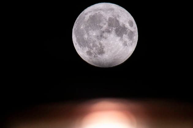 Strawberry Full Moon Rises Over The Netherlands The Strawberry full moon behind city lights, the first full moon of summer, rises in the Netherlands while June s full moon will be the lowest-hanging full moon of the year. Close-up of the full moon, nicknamed as Strawberry moon seen rising over the Dutch city of Eindhoven, between buildings and street lights. The moon is earth s natural satellite, illuminating the night sky. The Moon is an astronomical body orbiting Earth and is the planet s only natural satellite known as Selene or Luna. Eindhoven, Netherlands on June 30, 2026 Eindhoven Netherlands  Copyright: xNicolasxEconomoux originalFilename: oikonomou-notitle260630_np73c.jpg