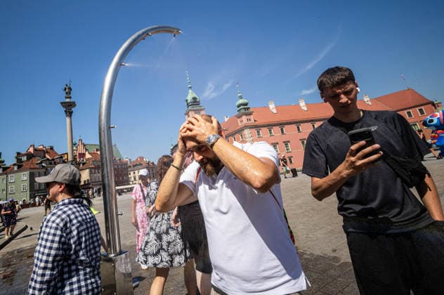June 27, 2026, Warsaw, Mazovia, Poland: Varsovians enjoy the relief of a cooling misting station near the Royal Castle. On the afternoon of the 28th of June, Varsovians cool and hydrate themselves around the city during a record-breaking heatwave. Due to the extreme heat, the authorities provided misting sprays and water tanks around the city. During the weekend, Warsaw experienced temperatures approaching 38Â°C as the unprecedented European heatwave swept across Poland, roughly 15Â°C above the late-June average. Tropical nights, nationwide heat alerts, and temperatures up to 40.5Â°C elsewhere in the country made this one of the most extreme heat events in modern Polish history. Warsaw Poland - ZUMAs197 20260627_aaa_s197_325 Copyright: xNeilxMiltonx