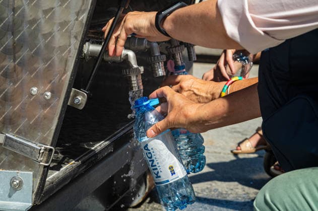 June 27, 2026, Warsaw, Mazovia, Poland: Water bottles are filled at one of the tanks dispensing cold drinking water. On the afternoon of the 28th of June, Varsovians cool and hydrate themselves around the city during a record-breaking heatwave. Due to the extreme heat, the authorities provided misting sprays and water tanks around the city. During the weekend, Warsaw experienced temperatures approaching 38Â°C as the unprecedented European heatwave swept across Poland, roughly 15Â°C above the late-June average. Tropical nights, nationwide heat alerts, and temperatures up to 40.5Â°C elsewhere in the country made this one of the most extreme heat events in modern Polish history. Warsaw Poland - ZUMAs197 20260627_aaa_s197_327 Copyright: xNeilxMiltonx