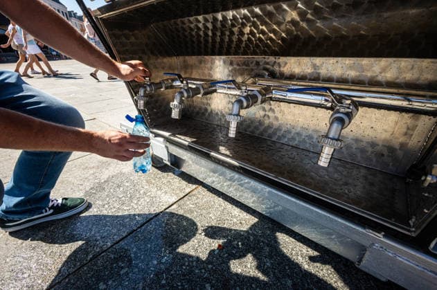 June 27, 2026, Warsaw, Mazovia, Poland: A water bottle is filled at one of the tanks dispensing cold drinking water. On the afternoon of the 28th of June, Varsovians cool and hydrate themselves around the city during a record-breaking heatwave. Due to the extreme heat, the authorities provided misting sprays and water tanks around the city. During the weekend, Warsaw experienced temperatures approaching 38Â°C as the unprecedented European heatwave swept across Poland, roughly 15Â°C above the late-June average. Tropical nights, nationwide heat alerts, and temperatures up to 40.5Â°C elsewhere in the country made this one of the most extreme heat events in modern Polish history. Warsaw Poland - ZUMAs197 20260627_aaa_s197_328 Copyright: xNeilxMiltonx