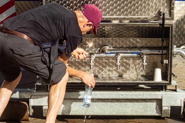 June 27, 2026, Warsaw, Mazovia, Poland: A water bottle is filled at one of the tanks dispensing cold drinking water. On the afternoon of the 28th of June, Varsovians cool and hydrate themselves around the city during a record-breaking heatwave. Due to the extreme heat, the authorities provided misting sprays and water tanks around the city. During the weekend, Warsaw experienced temperatures approaching 38Â°C as the unprecedented European heatwave swept across Poland, roughly 15Â°C above the late-June average. Tropical nights, nationwide heat alerts, and temperatures up to 40.5Â°C elsewhere in the country made this one of the most extreme heat events in modern Polish history. Warsaw Poland - ZUMAs197 20260627_aaa_s197_338 Copyright: xNeilxMiltonx