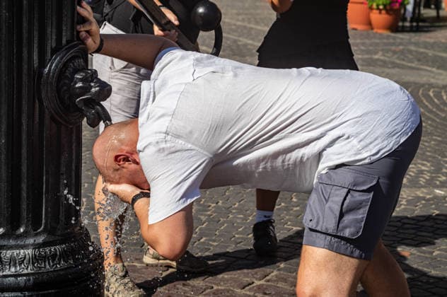 June 27, 2026, Warsaw, Mazovia, Poland: A man douses his head in water from an ornamental public drinking fountain. On the afternoon of the 28th of June, Varsovians cool and hydrate themselves around the city during a record-breaking heatwave. Due to the extreme heat, the authorities provided misting sprays and water tanks around the city. During the weekend, Warsaw experienced temperatures approaching 38Â°C as the unprecedented European heatwave swept across Poland, roughly 15Â°C above the late-June average. Tropical nights, nationwide heat alerts, and temperatures up to 40.5Â°C elsewhere in the country made this one of the most extreme heat events in modern Polish history. Warsaw Poland - ZUMAs197 20260627_aaa_s197_340 Copyright: xNeilxMiltonx