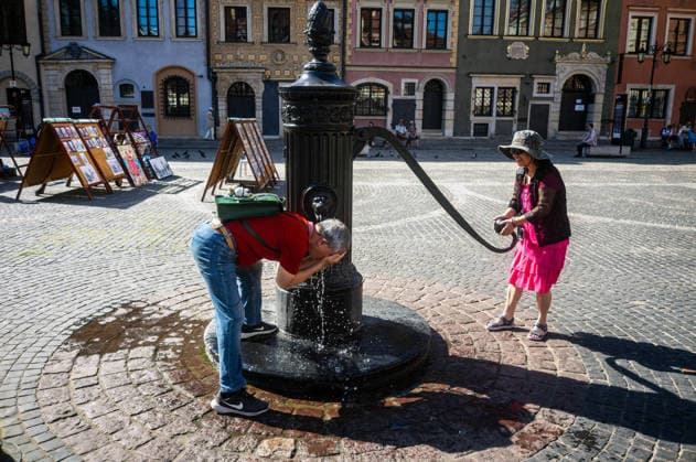 June 27, 2026, Warsaw, Mazovia, Poland: Tourists cool themselves with water from an ornamental public drinking fountain. On the afternoon of the 28th of June, Varsovians cool and hydrate themselves around the city during a record-breaking heatwave. Due to the extreme heat, the authorities provided misting sprays and water tanks around the city. During the weekend, Warsaw experienced temperatures approaching 38Â°C as the unprecedented European heatwave swept across Poland, roughly 15Â°C above the late-June average. Tropical nights, nationwide heat alerts, and temperatures up to 40.5Â°C elsewhere in the country made this one of the most extreme heat events in modern Polish history. Warsaw Poland - ZUMAs197 20260627_aaa_s197_344 Copyright: xNeilxMiltonx