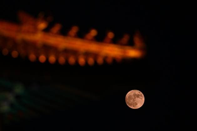 TENGZHOU, CHINA - JUNE 29: June s full moon, nicknamed the strawberry moon, lights up the night sky on June 29, 2026 in Tengzhou, Shandong Province of China.  Copyright: xVCGx 111651319649