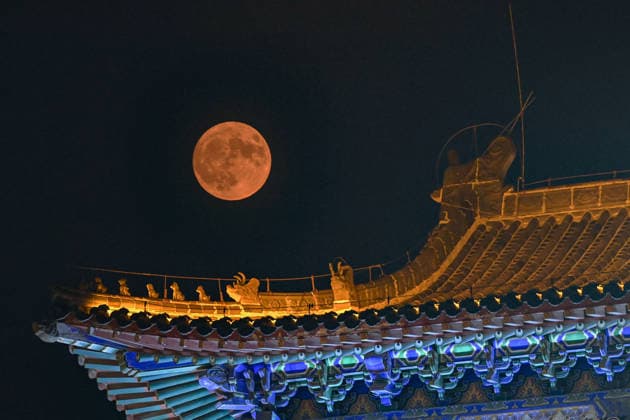 QINGZHOU, CHINA - JUNE 29: June s full moon, nicknamed the strawberry moon, lights up the night sky on June 29, 2026 in Qingzhou, Shandong Province of China.  Copyright: xVCGx 111651327432