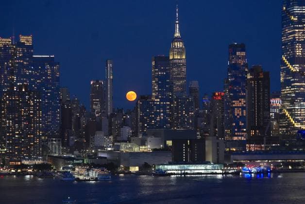 Full strawberry moon rises over midtown Manhattan in New York City NEW YORK, UNITED STATES - JUNE 29: June s full Strawberry Moon rises over the Manhattan skyline in New York City, U.S. on Monday, June 29, 2026. Selcuk Acar Anadolu New York United States. Editorial use only. Please get in touch for any other usage.  Copyright: x2026xAnadoluxSelcukxAcarx