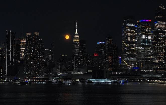 Full strawberry moon rises over midtown Manhattan in New York City NEW YORK, UNITED STATES - JUNE 29: June s full Strawberry Moon rises over the Manhattan skyline in New York City, U.S. on Monday, June 29, 2026. Selcuk Acar Anadolu New York United States. Editorial use only. Please get in touch for any other usage.  Copyright: x2026xAnadoluxSelcukxAcarx