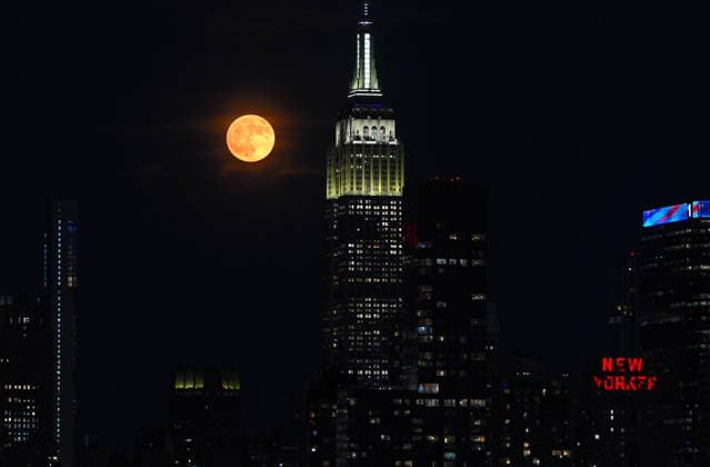 Full strawberry moon rises over midtown Manhattan in New York City NEW YORK, UNITED STATES - JUNE 29: June s full Strawberry Moon rises behind the Empire State building in New York City, U.S. on Monday, June 29, 2026. Selcuk Acar Anadolu New York United States. Editorial use only. Please get in touch for any other usage.  Copyright: x2026xAnadoluxSelcukxAcarx