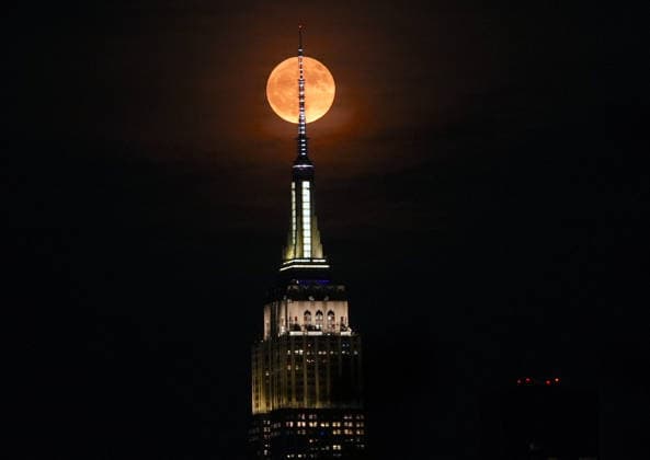 Full strawberry moon rises over midtown Manhattan in New York City NEW YORK, UNITED STATES - JUNE 29: June s full Strawberry Moon rises behind the Empire State building in New York City, U.S. on Monday, June 29, 2026. Selcuk Acar Anadolu New York United States. Editorial use only. Please get in touch for any other usage.  Copyright: x2026xAnadoluxSelcukxAcarx