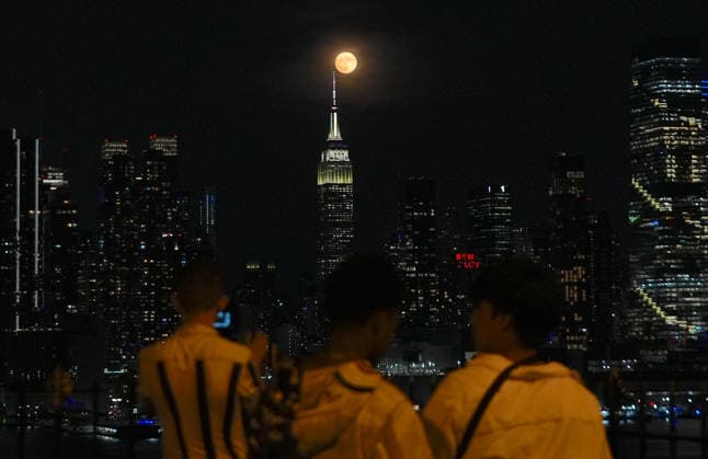 Full strawberry moon rises over midtown Manhattan in New York City NEW YORK, UNITED STATES - JUNE 29: June s full Strawberry Moon rises over the Manhattan skyline in New York City, U.S. on Monday, June 29, 2026. Selcuk Acar Anadolu New York United States. Editorial use only. Please get in touch for any other usage.  Copyright: x2026xAnadoluxSelcukxAcarx