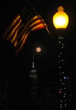 Full strawberry moon rises over midtown Manhattan in New York City NEW YORK, UNITED STATES - JUNE 29: June s full Strawberry Moon rises over the Manhattan skyline in New York City, U.S. on Monday, June 29, 2026. Selcuk Acar Anadolu New York United States. Editorial use only. Please get in touch for any other usage.  Copyright: x2026xAnadoluxSelcukxAcarx
