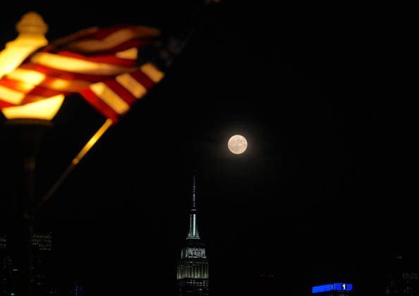 Full strawberry moon rises over midtown Manhattan in New York City NEW YORK, UNITED STATES - JUNE 29: June s full Strawberry Moon rises over the Manhattan skyline in New York City, U.S. on Monday, June 29, 2026. Selcuk Acar Anadolu New York United States. Editorial use only. Please get in touch for any other usage.  Copyright: x2026xAnadoluxSelcukxAcarx