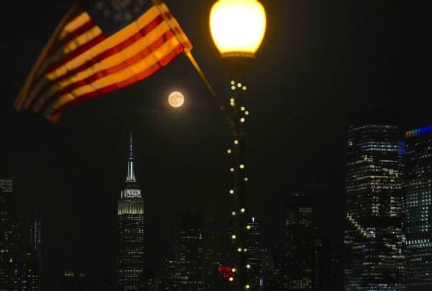 Full strawberry moon rises over midtown Manhattan in New York City NEW YORK, UNITED STATES - JUNE 29: June s full Strawberry Moon rises over the Manhattan skyline in New York City, U.S. on Monday, June 29, 2026. Selcuk Acar Anadolu New York United States. Editorial use only. Please get in touch for any other usage.  Copyright: x2026xAnadoluxSelcukxAcarx