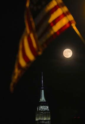 Full strawberry moon rises over midtown Manhattan in New York City NEW YORK, UNITED STATES - JUNE 29: June s full Strawberry Moon rises over the Manhattan skyline in New York City, U.S. on Monday, June 29, 2026. Selcuk Acar Anadolu New York United States. Editorial use only. Please get in touch for any other usage.  Copyright: x2026xAnadoluxSelcukxAcarx