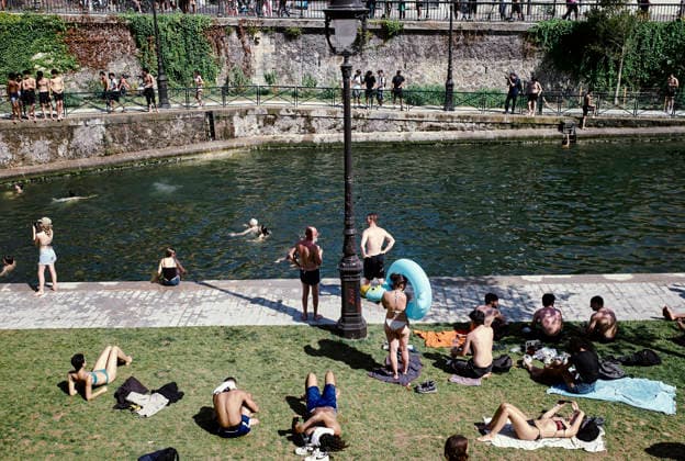 Heatwave Canal Saint Martin Paris People swim and relax along the Canal Saint-Martin in Paris, France, on June 23, 2026. As France experiences a major heatwave, people use the Canal Saint-Martin as an improvised urban beach to cool off. While the city recently opened a regulated swimming area, the extreme temperatures have led many to swim in unapproved sections of the waterway. Paris Ile de France France Copyright: xOliviaxBonnamourx