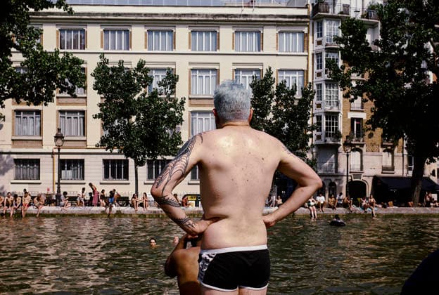 Heatwave Canal Saint Martin Paris A shirtless man stands on the edge of the Canal Saint-Martin in Paris, France, on June 23, 2026. As France experiences a major heatwave, people use the Canal Saint-Martin as an improvised urban beach to cool off. While the city recently opened a regulated swimming area, the extreme temperatures have led many to swim in unapproved sections of the waterway. Paris Ile de France France Copyright: xOliviaxBonnamourx