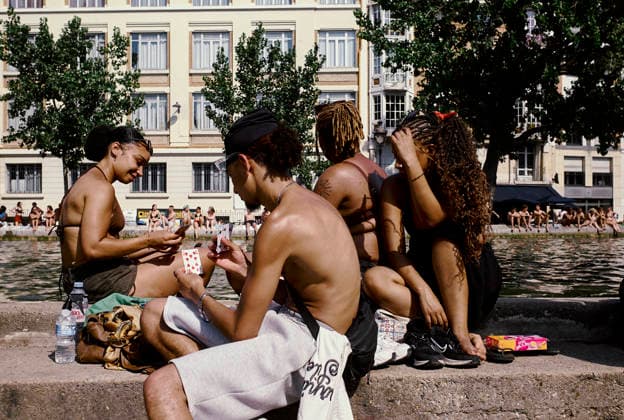 Heatwave Canal Saint Martin Paris People play cards while sitting on the edge of the Canal Saint-Martin in Paris, France, on June 23, 2026. As France experiences a major heatwave, people use the Canal Saint-Martin as an improvised urban beach to cool off. While the city recently opened a regulated swimming area, the extreme temperatures have led many to swim in unapproved sections of the waterway. Paris Ile de France France Copyright: xOliviaxBonnamourx