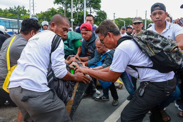 Anti-corruption protest in the Philippines METRO MANILA, PHILIPPINES - JUNE 30: Protesters attempt to block a road with a barricade as thousands of people occupy major roads during a protest against alleged corruption near the EDSA People Power Monument in Quezon City, Metro Manila, Philippines, on June 30, 2026. The occupation of major roads, which began early in the morning, caused traffic to come to a standstill in many parts of the capital region. The protest comes amid ongoing political tensions over alleged corruption in flood control projects and the impeachment trial of Vice President Sara Duterte. Daniel Ceng Anadolu Metro Manila Philippines. Editorial use only. Please get in touch for any other usage.  Copyright: x2026xAnadoluxDanielxCengx