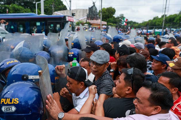 Anti-corruption protest in the Philippines METRO MANILA, PHILIPPINES - JUNE 30: Protesters clash with riot police as officers attempt to disperse them while thousands of people occupy major roads during a protest against corruption near the EDSA People Power Monument in Quezon City, Metro Manila, Philippines, on June 30, 2026. The unannounced occupation, which began early in the morning, caused traffic to come to a standstill in many parts of the capital region. The protest comes amid ongoing political tensions over corruption in flood control projects and the impeachment trial of Vice President Sara Duterte. Daniel Ceng Anadolu Metro Manila Philippines. Editorial use only. Please get in touch for any other usage.  Copyright: x2026xAnadoluxDanielxCengx
