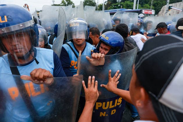 Anti-corruption protest in the Philippines METRO MANILA, PHILIPPINES - JUNE 30: Protesters attempt to block a road with a barricade as thousands of people occupy major roads during a protest against corruption near the EDSA People Power Monument in Quezon City, Metro Manila, Philippines, on June 30, 2026. The occupation of major roads, which began early in the morning, caused traffic to come to a standstill in many parts of the capital region. The protest comes amid ongoing political tensions over alleged corruption in flood control projects and the impeachment trial of Vice President Sara Duterte. Daniel Ceng Anadolu Metro Manila Philippines. Editorial use only. Please get in touch for any other usage.  Copyright: x2026xAnadoluxDanielxCengx