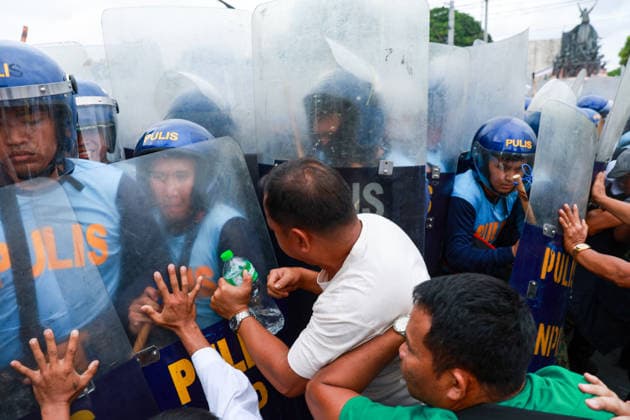 Anti-corruption protest in the Philippines METRO MANILA, PHILIPPINES - JUNE 30: Protesters attempt to block a road with a barricade as thousands of people occupy major roads during a protest against corruption near the EDSA People Power Monument in Quezon City, Metro Manila, Philippines, on June 30, 2026. The occupation of major roads, which began early in the morning, caused traffic to come to a standstill in many parts of the capital region. The protest comes amid ongoing political tensions over alleged corruption in flood control projects and the impeachment trial of Vice President Sara Duterte. Daniel Ceng Anadolu Metro Manila Philippines. Editorial use only. Please get in touch for any other usage.  Copyright: x2026xAnadoluxDanielxCengx