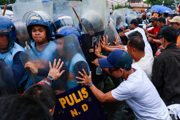 Anti-corruption protest in the Philippines METRO MANILA, PHILIPPINES - JUNE 30: Protesters clash with riot police as officers attempt to disperse them while thousands of people occupy major roads during a protest against corruption near the EDSA People Power Monument in Quezon City, Metro Manila, Philippines, on June 30, 2026. The unannounced occupation, which began early in the morning, caused traffic to come to a standstill in many parts of the capital region. The protest comes amid ongoing political tensions over corruption in flood control projects and the impeachment trial of Vice President Sara Duterte. Daniel Ceng Anadolu Metro Manila Philippines. Editorial use only. Please get in touch for any other usage.  Copyright: x2026xAnadoluxDanielxCengx
