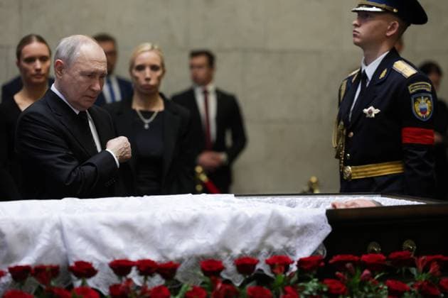 Russia Former Defence Minister Ivanov Death 9197749 30.06.2026 Russian President Vladimir Putin pays his respects next to the coffin of former Russian DefenÑe Minister Sergei Ivanov, who died at the age of 73 on June 26, at the Central Clinical Hospital in Moscow, Russia. Gavriil Grigorov Sputnik Moscow Russia  Copyright: xGavriilxGrigorovx