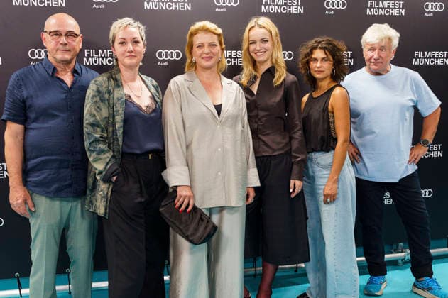 Thomas Dehler, Esther Rauch, Jördis Triebel, Lucy Gartner, Naemi Florez und Jörg Schüttauf bei der Premiere des ZDF-Films Neues Land auf dem 43. Filmfest München 2026 im Gloria Palast. München, 29.06.2026 *** Thomas Dehler, Esther Rauch, Jördis Triebel, Lucy Gartner, Naemi Florez, and Jörg Schüttauf at the premiere of the ZDF film *Neues Land* at the 43rd Munich Film Festival 2026 at the Gloria Palast in Munich, June 29, 2026 Foto:xN.xKolinzx xFuturexImagex land_6604