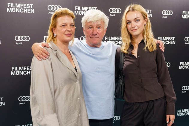 Jördis Triebel, Jörg Schüttauf und Lucy Gartner bei der Premiere des ZDF-Films Neues Land auf dem 43. Filmfest München 2026 im Gloria Palast. München, 29.06.2026 *** Jördis Triebel, Jörg Schüttauf, and Lucy Gartner at the premiere of the ZDF film *Neues Land* at the 43rd Munich Film Festival 2026 at the Gloria Palast in Munich, June 29, 2026 Foto:xN.xKolinzx xFuturexImagex land_6607
