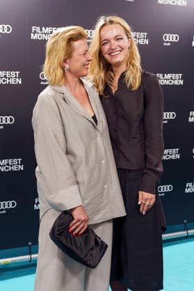 Jördis Triebel und Lucy Gartner bei der Premiere des ZDF-Films Neues Land auf dem 43. Filmfest München 2026 im Gloria Palast. München, 29.06.2026 *** Jördis Triebel and Lucy Gartner at the premiere of the ZDF film *Neues Land* at the 43rd Munich Film Festival 2026 at the Gloria Palast in Munich, June 29, 2026 Foto:xN.xKolinzx xFuturexImagex land_6612