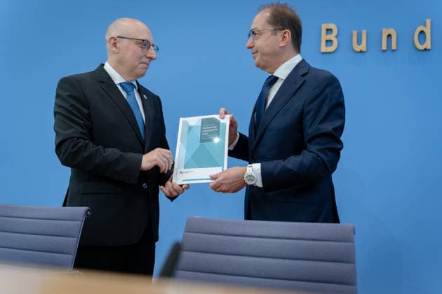 BPK, Vorstellung Verfassungsschutzbericht 2025 Berlin, BPK, Vorstellung Verfassungsschutzbericht 2025, Alexander Dobrindt, Bundesinnenminister, Bundespressekonferenz, Sinan Selen, Präsident des Bundesamtes für Verfassungsschutz Berlin Berlin GER *** BPK, Presentation of the 2025 Report on the Protection of the Constitution, Berlin; BPK, Presentation of the 2025 Report on the Protection of the Constitution; Alexander Dobrindt, Federal Minister of the Interior; Federal Press Conference; Sinan Selen, President of the Federal Office for the Protection of the Constitution, Berlin, Berlin, GER