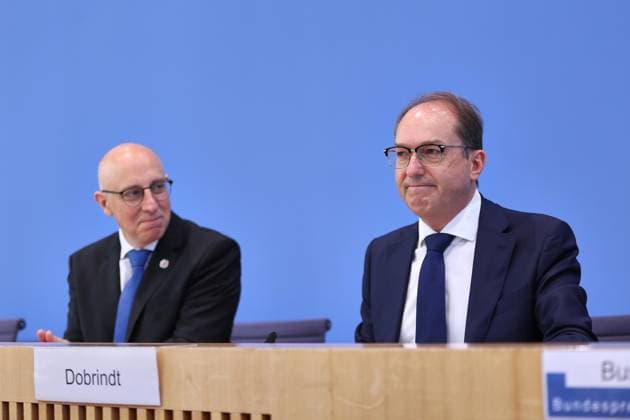 Berlin, Deutschland, 30.06.2026: Bundespressekonferenz: Vorstellung des Verfassungsschutzberichtes 2025: Sinan Selen, Präsident des Bundesamtes für Verfassungsschutz (BfV), und Bundesminister des Innern Alexander Dobrindt (CSU) *** Berlin, Germany, June 30, 2026 Federal Press Conference: Presentation of the 2025 Report on the Protection of the Constitution Sinan Selen, President of the Federal Office for the Protection of the Constitution (BfV), and Federal Minister of the Interior Alexander Dobrindt (CSU) Copyright: xdtsxNachrichtenagenturx dts_125757