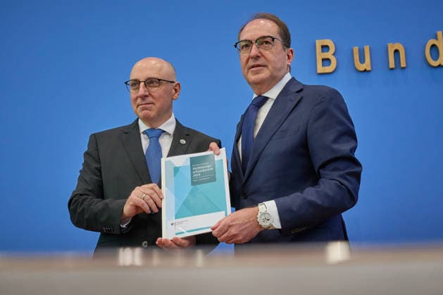 Vorstellung des Verfassungsschutzberichtes 2025 in der Bundespressekonferenz in Berlin mit Bundesminister des Innern Alexander Dobrindt (CSU, rechts im Bild) und Sinan Selen, Praesident des Bundesamtes fuer Verfassungsschutz (BfV, links) (Foto vom 30.06.2026). Die Zahl der Rechtsextremisten ist nach der Einschaetzung des Verfassungsschutzes weiter gestiegen. Wie aus dem am Dienstag in Berlin veroeffentlichten Bericht fuer das vergangene Jahr hervorgeht, wird ihr ein Potenzial von rund 58.700 Anhaengern zugerechnet. (Siehe epd-Meldung vom 30.06.2026) EDITORIAL USE ONLY *** Presentation of the 2025 Report on the Protection of the Constitution at the Federal Press Conference in Berlin with Federal Minister of the Interior Alexander Dobrindt (C Copyright: epd-bild ChristianxDitsch D26D0630Verfassungsschutzbericht2025-100824