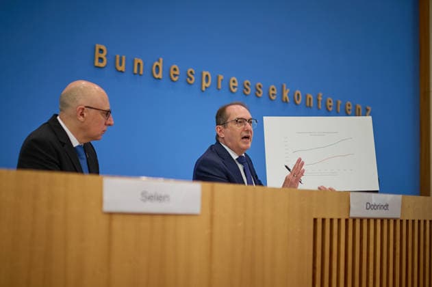 Vorstellung des Verfassungsschutzberichtes 2025 in der Bundespressekonferenz in Berlin mit Bundesminister des Innern Alexander Dobrindt (CSU, rechts im Bild) und Sinan Selen, Praesident des Bundesamtes fuer Verfassungsschutz (BfV, links) (Foto vom 30.06.2026). Die Zahl der Rechtsextremisten ist nach der Einschaetzung des Verfassungsschutzes weiter gestiegen. Wie aus dem am Dienstag in Berlin veroeffentlichten Bericht fuer das vergangene Jahr hervorgeht, wird ihr ein Potenzial von rund 58.700 Anhaengern zugerechnet. (Siehe epd-Meldung vom 30.06.2026) EDITORIAL USE ONLY *** Presentation of the 2025 Report on the Protection of the Constitution at the Federal Press Conference in Berlin with Federal Minister of the Interior Alexander Dobrindt (C Copyright: epd-bild ChristianxDitsch D26D0630Verfassungsschutzbericht2025-100958