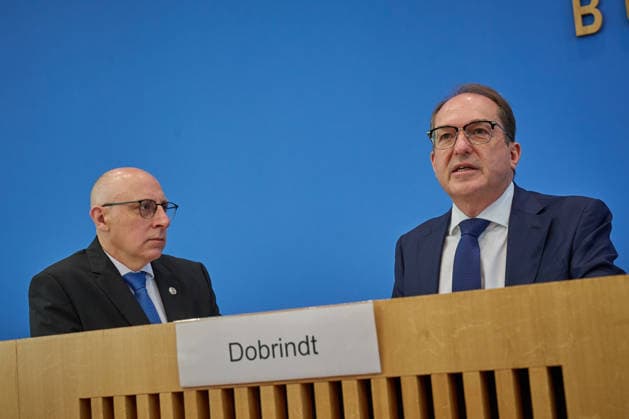 Vorstellung des Verfassungsschutzberichtes 2025 in der Bundespressekonferenz in Berlin mit Bundesminister des Innern Alexander Dobrindt (CSU, rechts im Bild) und Sinan Selen, Praesident des Bundesamtes fuer Verfassungsschutz (BfV, links) (Foto vom 30.06.2026). Die Zahl der Rechtsextremisten ist nach der Einschaetzung des Verfassungsschutzes weiter gestiegen. Wie aus dem am Dienstag in Berlin veroeffentlichten Bericht fuer das vergangene Jahr hervorgeht, wird ihr ein Potenzial von rund 58.700 Anhaengern zugerechnet. (Siehe epd-Meldung vom 30.06.2026) EDITORIAL USE ONLY *** Presentation of the 2025 Report on the Protection of the Constitution at the Federal Press Conference in Berlin with Federal Minister of the Interior Alexander Dobrindt (C Copyright: epd-bild ChristianxDitsch D26D0630Verfassungsschutzbericht2025-102302