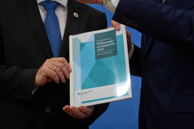 Vorstellung des Verfassungsschutzberichtes 2025 in der Bundespressekonferenz in Berlin mit Bundesminister des Innern Alexander Dobrindt (CSU) und Sinan Selen, Praesident des Bundesamtes fuer Verfassungsschutz (BfV) (Foto vom 30.06.2026). Die Zahl der Rechtsextremisten ist nach der Einschaetzung des Verfassungsschutzes weiter gestiegen. Wie aus dem am Dienstag in Berlin veroeffentlichten Bericht fuer das vergangene Jahr hervorgeht, wird ihr ein Potenzial von rund 58.700 Anhaengern zugerechnet. (Siehe epd-Meldung vom 30.06.2026) EDITORIAL USE ONLY *** Presentation of the 2025 Report on the Protection of the Constitution at the Federal Press Conference in Berlin with Federal Minister of the Interior Alexander Dobrindt (CSU) and Sinan Selen, Pr Copyright: epd-bild ChristianxDitsch D26D0630Verfassungsschutzbericht2025-100812