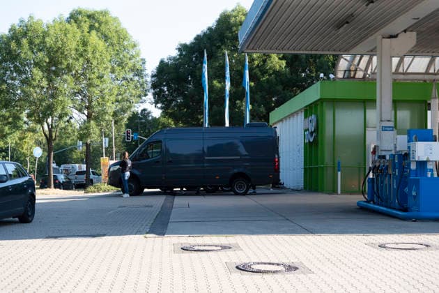 Bruder erschlagen 18-Jähriger nach Schuss in Kleingarten festgenommen zweiter Verletzter gefunden Am 30.06.2026 wurde ein 18-jähriger Mann aus Kassel gegen 8:30 Uhr in einer Kleingartenanlage im Stadtteil Waldau festgenommen. Er steht im Verdacht, seinen 21-jährigen Bruder in einer Wohnung in Waldau durch stumpfe Gewalt getötet zu haben eine Obduktion bestätigte Fremdverschulden. In der Nacht zum 30.06.2026 schoss der Tatverdächtige zudem in einer Gartenlaube auf einen 19-jährigen Mann, der das Gelände verlassen konnte und das Krankenhaus bereits wieder verlassen hat. Nach der Festnahme wurde ein weiterer verletzter Mann in einer Gartenlaube auf dem Gelände aufgefunden; Lebensgefahr bestand nach bisherigen Informationen