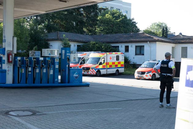 Bruder erschlagen 18-Jähriger nach Schuss in Kleingarten festgenommen zweiter Verletzter gefunden Am 30.06.2026 wurde ein 18-jähriger Mann aus Kassel gegen 8:30 Uhr in einer Kleingartenanlage im Stadtteil Waldau festgenommen. Er steht im Verdacht, seinen 21-jährigen Bruder in einer Wohnung in Waldau durch stumpfe Gewalt getötet zu haben eine Obduktion bestätigte Fremdverschulden. In der Nacht zum 30.06.2026 schoss der Tatverdächtige zudem in einer Gartenlaube auf einen 19-jährigen Mann, der das Gelände verlassen konnte und das Krankenhaus bereits wieder verlassen hat. Nach der Festnahme wurde ein weiterer verletzter Mann in einer Gartenlaube auf dem Gelände aufgefunden; Lebensgefahr bestand nach bisherigen Informationen