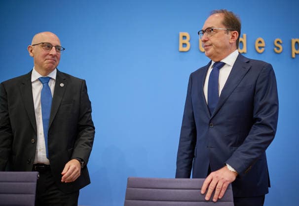 Vorstellung des Verfassungsschutzberichtes 2025 in der Bundespressekonferenz in Berlin mit Bundesminister des Innern Alexander Dobrindt (CSU, rechts im Bild) und Sinan Selen, Praesident des Bundesamtes fuer Verfassungsschutz (BfV, links) (Foto vom 30.06.2026). Die Zahl der Rechtsextremisten ist nach der Einschaetzung des Verfassungsschutzes weiter gestiegen. Wie aus dem am Dienstag in Berlin veroeffentlichten Bericht fuer das vergangene Jahr hervorgeht, wird ihr ein Potenzial von rund 58.700 Anhaengern zugerechnet. (Siehe epd-Meldung vom 30.06.2026) EDITORIAL USE ONLY *** Presentation of the 2025 Report on the Protection of the Constitution at the Federal Press Conference in Berlin with Federal Minister of the Interior Alexander Dobrindt (C Copyright: epd-bild ChristianxDitsch D26D0630Verfassungsschutzbericht2025-100550
