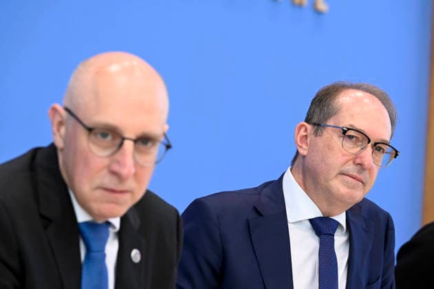 ABB BPK- Sinan Selen, Praesident des Bundesamtes für Verfassungsschutz (BfV) Alexander Dobrindt CDU Politiker Bundesminister des Innern bei der Veroeffentlichung des Berichts Vorstellung des Verfassungsschutzberichtes 2025 auf der BPK Bundespressekonferenz am 30.06.2026 in Berlin Berlin Deutschland *** ABB BPK Sinan Selen, President of the Federal Office for the Protection of the Constitution (BfV) Alexander Dobrindt, CDU politician and Federal Minister of the Interior, at the release of the report: Presentation of the 2025 Report on the Protection of the Constitution at the Federal Press Conference (BPK) on June 30, 2026, in Berlin, Germany