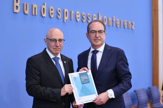Berlin, Deutschland, 30.06.2026: Bundespressekonferenz: Vorstellung des Verfassungsschutzberichtes 2025: Sinan Selen, Präsident des Bundesamtes für Verfassungsschutz (BfV), und Bundesminister des Innern Alexander Dobrindt (CSU) *** Berlin, Germany, June 30, 2026 Federal Press Conference: Presentation of the 2025 Report on the Protection of the Constitution Sinan Selen, President of the Federal Office for the Protection of the Constitution (BfV), and Federal Minister of the Interior Alexander Dobrindt (CSU) Copyright: xdtsxNachrichtenagenturx dts_125758