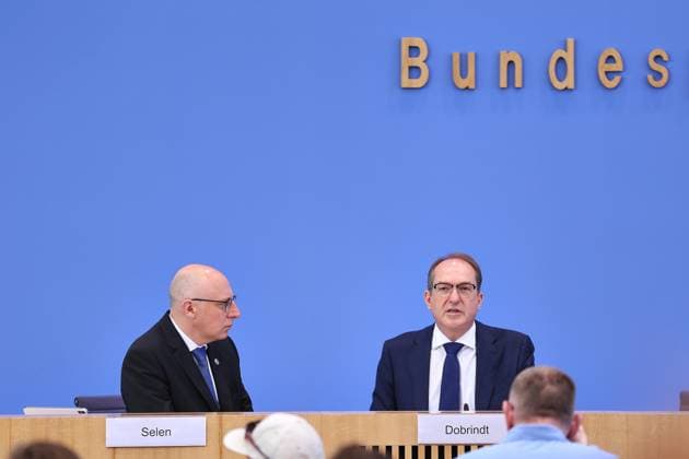 Berlin, Deutschland, 30.06.2026: Bundespressekonferenz: Vorstellung des Verfassungsschutzberichtes 2025: Sinan Selen, Präsident des Bundesamtes für Verfassungsschutz (BfV), und Bundesminister des Innern Alexander Dobrindt (CSU) *** Berlin, Germany, June 30, 2026 Federal Press Conference: Presentation of the 2025 Report on the Protection of the Constitution Sinan Selen, President of the Federal Office for the Protection of the Constitution (BfV), and Federal Minister of the Interior Alexander Dobrindt (CSU) Copyright: xdtsxNachrichtenagenturx dts_125723