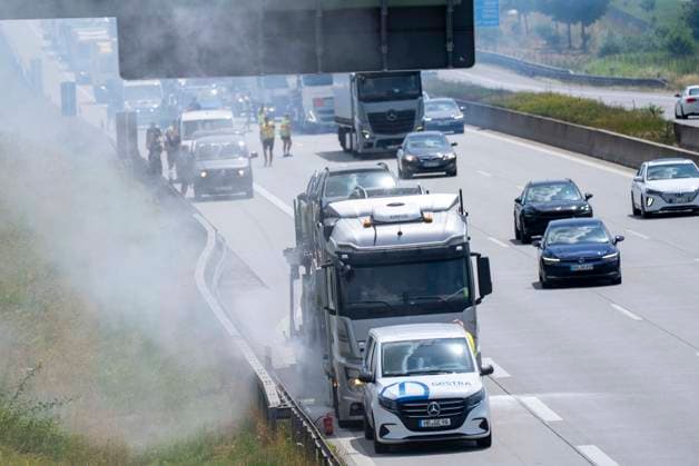 News Themen der Woche KW27 Heldenhafter Einsatz mehrere Polizeibeamten auf der A 8 bei Odelzhausen. Nachdem an einem LKW ein Reifen platzte, geriet die Böschung in Brand und auch der LKW fing Feuer. Mit zahlreichen Feuerlöschern konnten mehrere Beamte in Zivil, angehende Bereitschaftspolizisten den Brand eindämmen, am LKW sogar löschen. Zeitgleich sicherten sie die Einsatzstelle ab. Die Feuerwehr führte nur noch Restlöscharbeiten durch. Die Beamten verhinderten somit ein Vollbrand des LKW, einen größeren Böschungsbrand und somit eine Vollsperrung der A 8 in Richtung Stuttgart. Odelzhausen, A8 Bayern Deutschland *** Heroic Efforts by Several Police Officers on the A 8 Near Odelzhausen After a tire on a truck burst, the embankment caught fire and the truck it