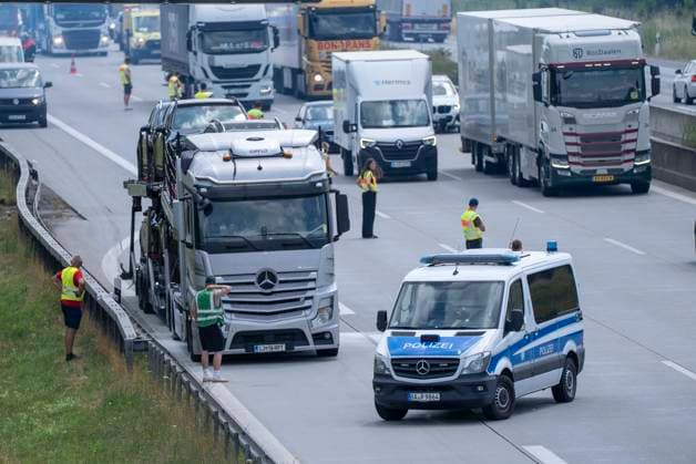 Heldenhafter Einsatz mehrere Polizeibeamten auf der A 8 bei Odelzhausen. Nachdem an einem LKW ein Reifen platzte, geriet die Böschung in Brand und auch der LKW fing Feuer. Mit zahlreichen Feuerlöschern konnten mehrere Beamte in Zivil, angehende Bereitschaftspolizisten den Brand eindämmen, am LKW sogar löschen. Zeitgleich sicherten sie die Einsatzstelle ab. Die Feuerwehr führte nur noch Restlöscharbeiten durch. Die Beamten verhinderten somit ein Vollbrand des LKW, einen größeren Böschungsbrand und somit eine Vollsperrung der A 8 in Richtung Stuttgart. Odelzhausen, A8 Bayern Deutschland *** Heroic Efforts by Several Police Officers on the A 8 Near Odelzhausen After a tire on a truck burst, the embankment caught fire and the truck it