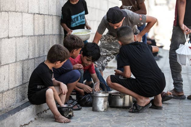 Palestinians gather for hot meal distribution in central Gaza NUSEIRAT, GAZA, PALESTINE – JUNE 30: Palestinians, including children, gather to receive hot meals distributed at a food aid point in the Nuseirat Refugee Camp in the central Gaza Strip on June 30, 2026. Food shortages continue across the Gaza Strip amid Israel s blockade and restrictions on the entry of humanitarian aid. Mustafa Mohammed Albadri Hassouna Anadolu Nuseirat Gaza. Editorial use only. Please get in touch for any other usage.  Copyright: x2026xAnadoluxMustafaxMohammedxAlbadrixHassounax